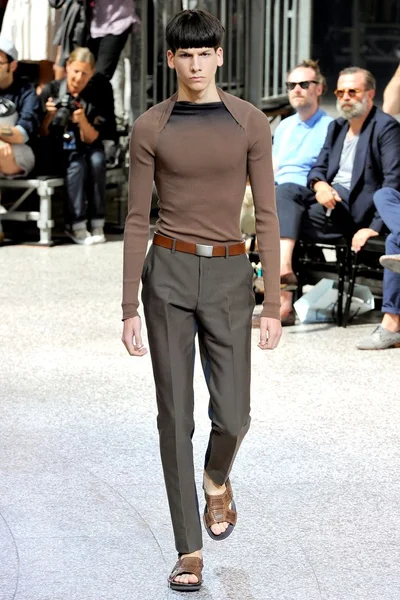 Look 16